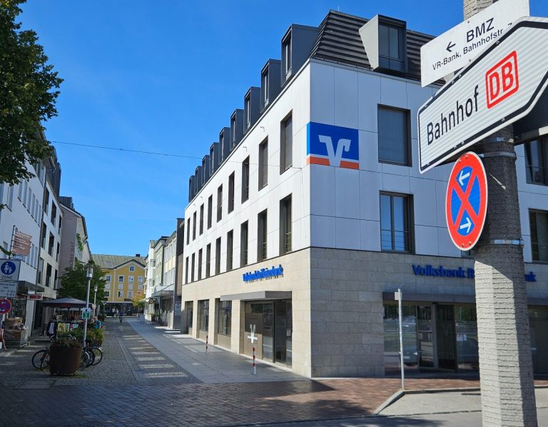 Blick vom Bahnhof Prien auf die Physiotherapie Praxis Kathrin Ortinger Naujeck am Ende der Fußgängerzone Bahnhofstraße.
