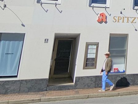 Fassade des Geschäftshauses am Marktplatz 1 mit Schild Physiotherapie Kathrin Ortinger Naujeck und Spitzwegapotheke